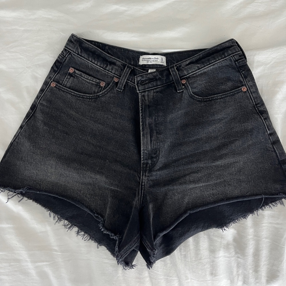 A&F Curve Love 90s Relaxed Cutoff Short